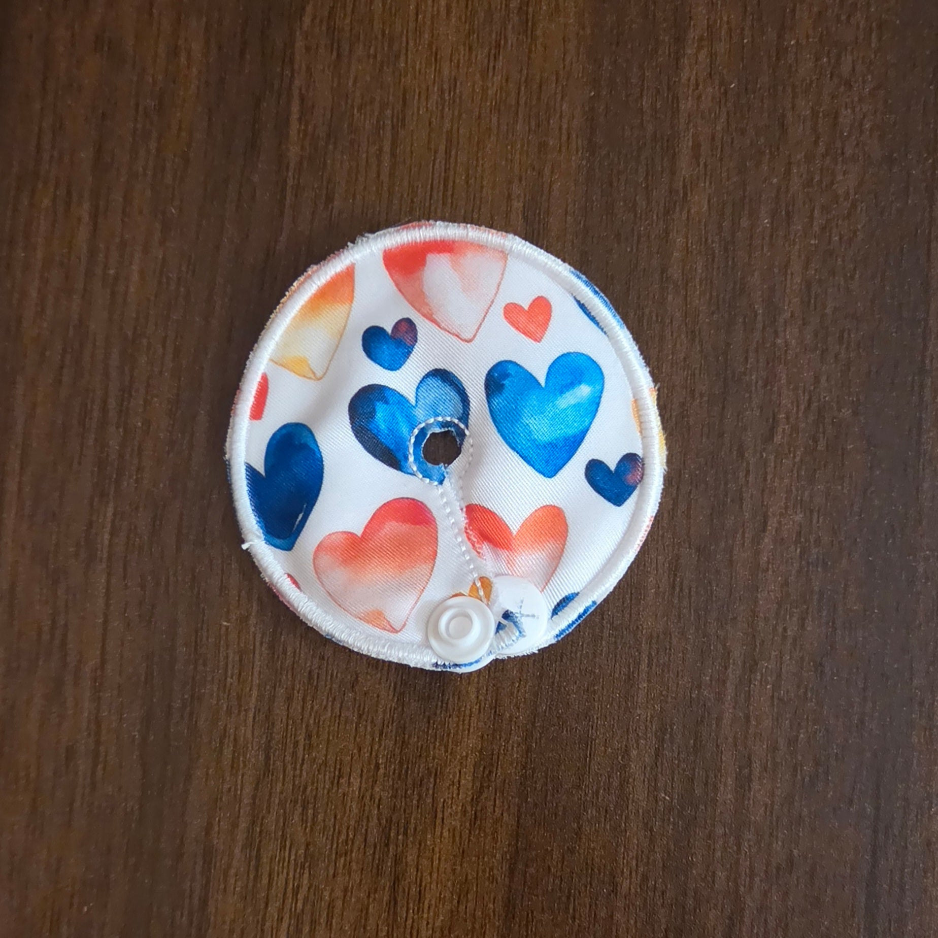 2.5" G Tube Pad, Hearts on White, Snap Closure